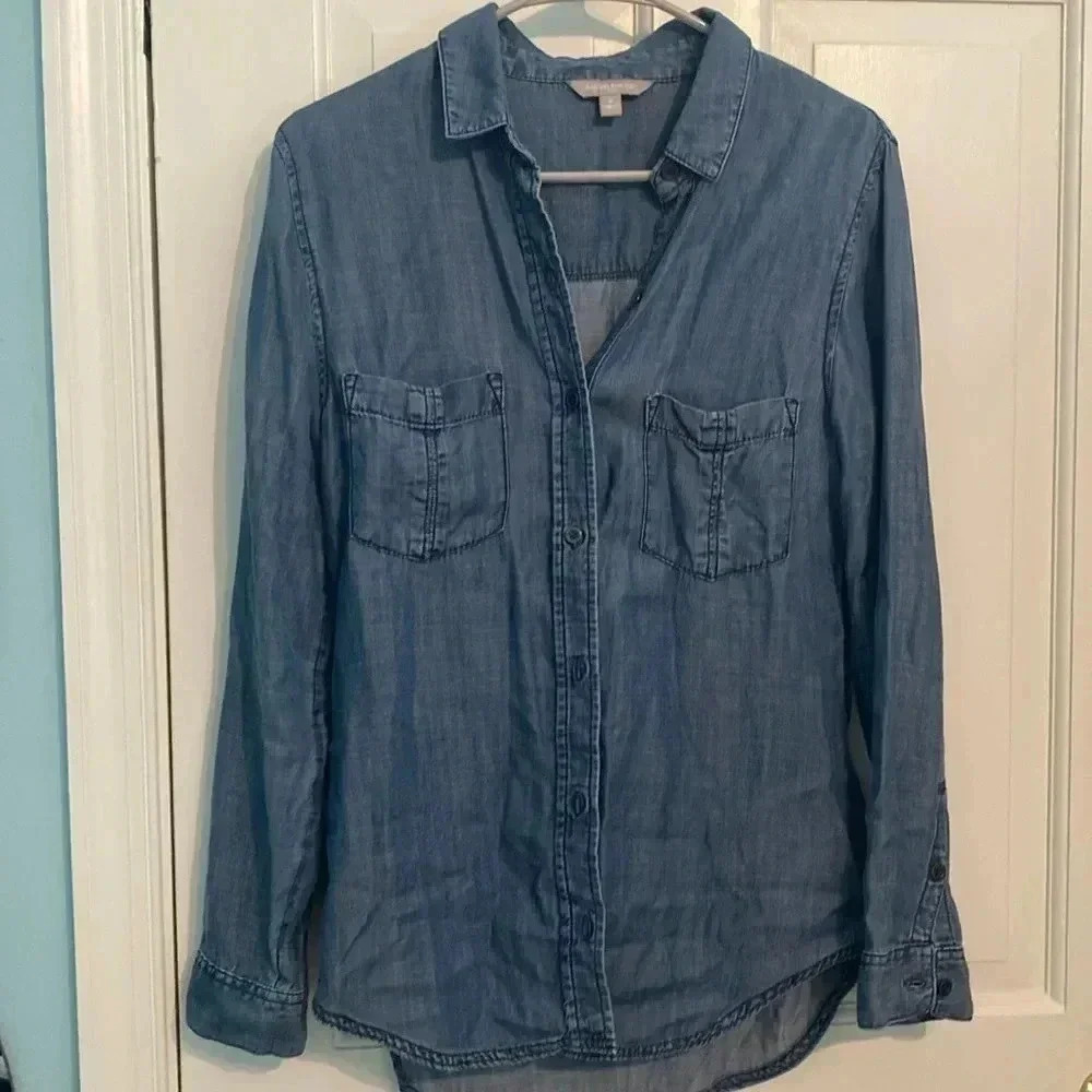Banana Republic women’s casual button down - size small - blue